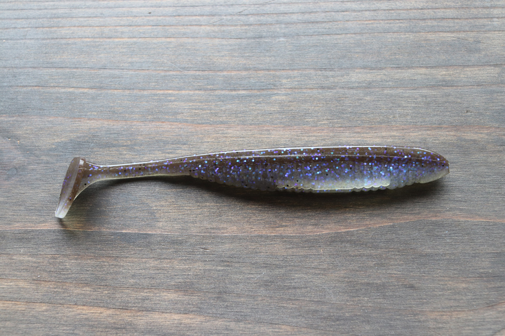 シャッド シェイプ ワームと同じ細いリブ付きボディ デザインを採用。