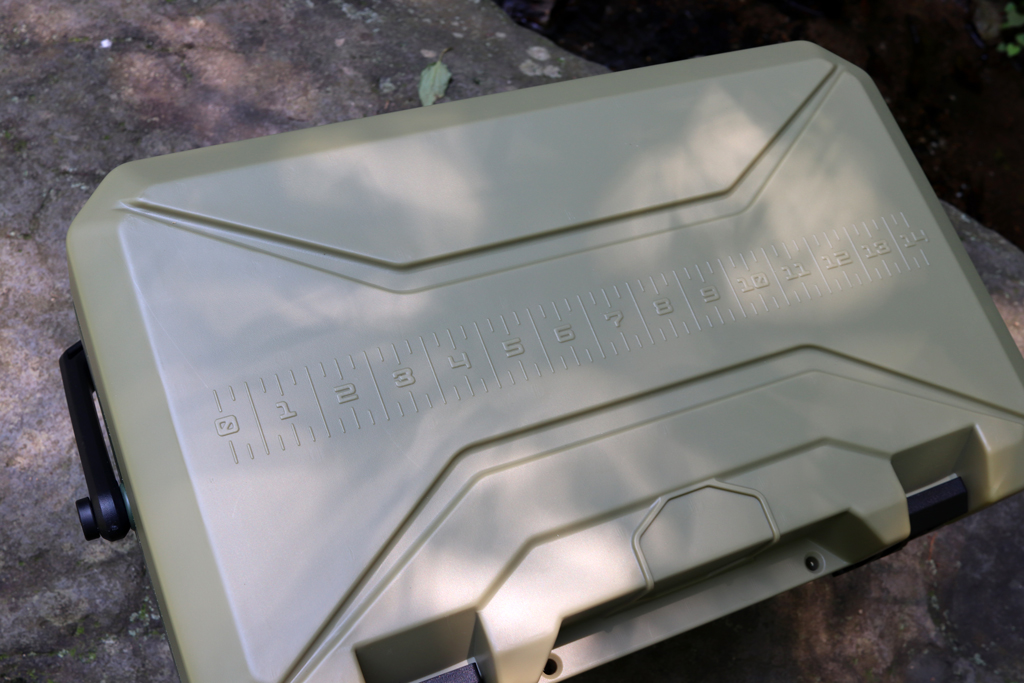 上蓋には魚のサイズ(インチ)が測れるメジャー付き。