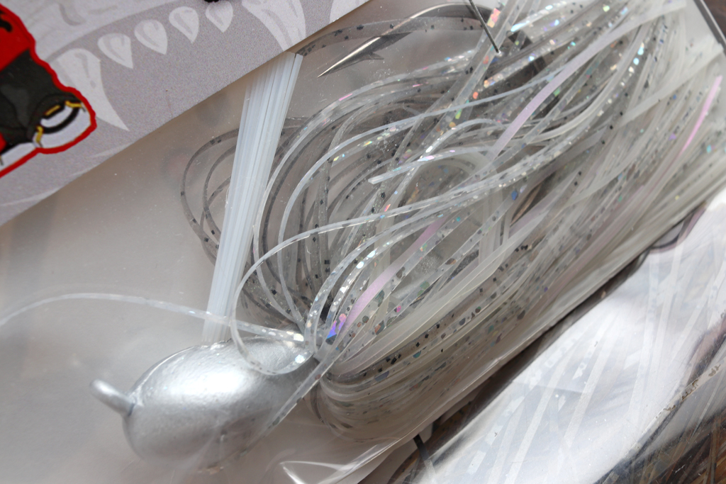 計算された角度で取り付けられたライン アイとウィード ガードも特徴・・・、超ヘビー カバーも臆することなく攻めることが可能。