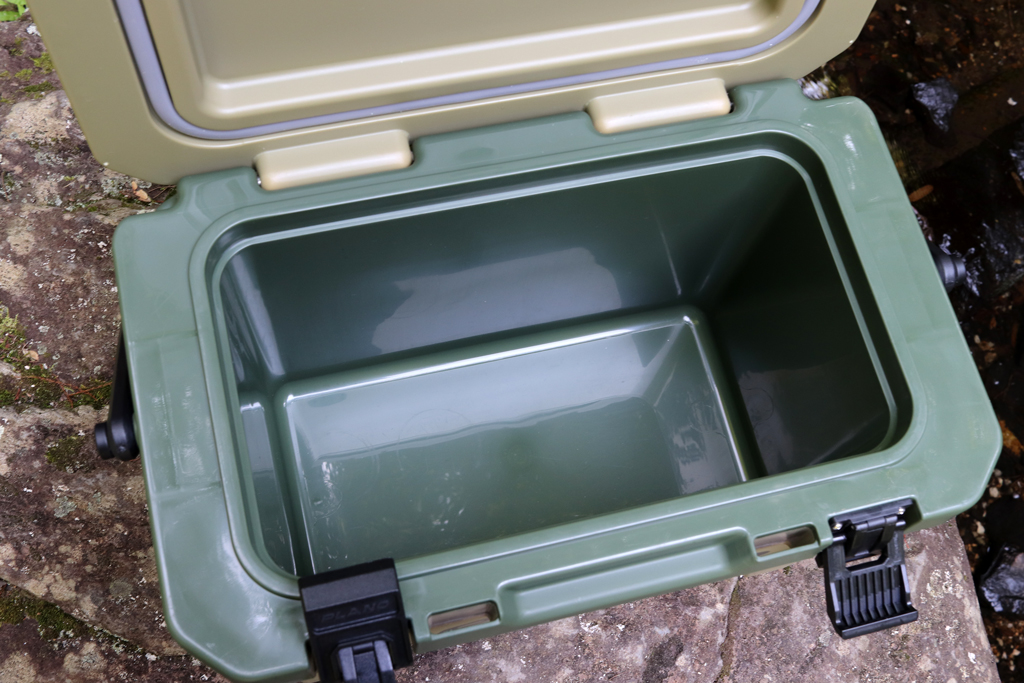 断熱素材として EPS(発泡スチロール)より優れた断熱特性を持つPU (発砲ウレタン)フォームを採用。