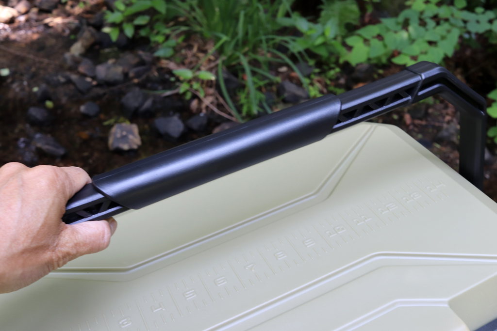 大きなハンドル付きで持ち運びも楽々。