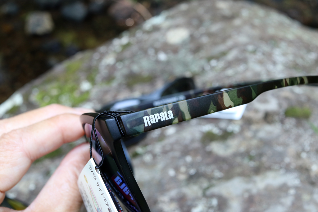 ラパラ ロゴが入ったリーズナブルな偏光サングラス。