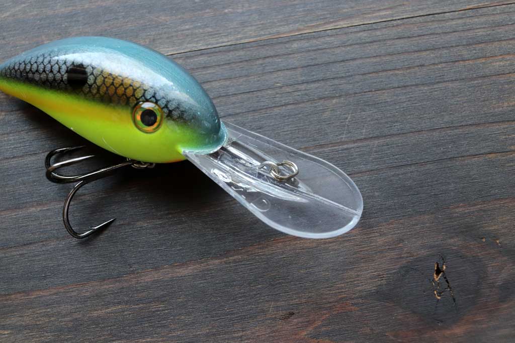 独自のカーブしたリップが特徴、狙いとするディープ レンジへと素早く潜り、ストライク ゾーンを長くキープすることが可能。