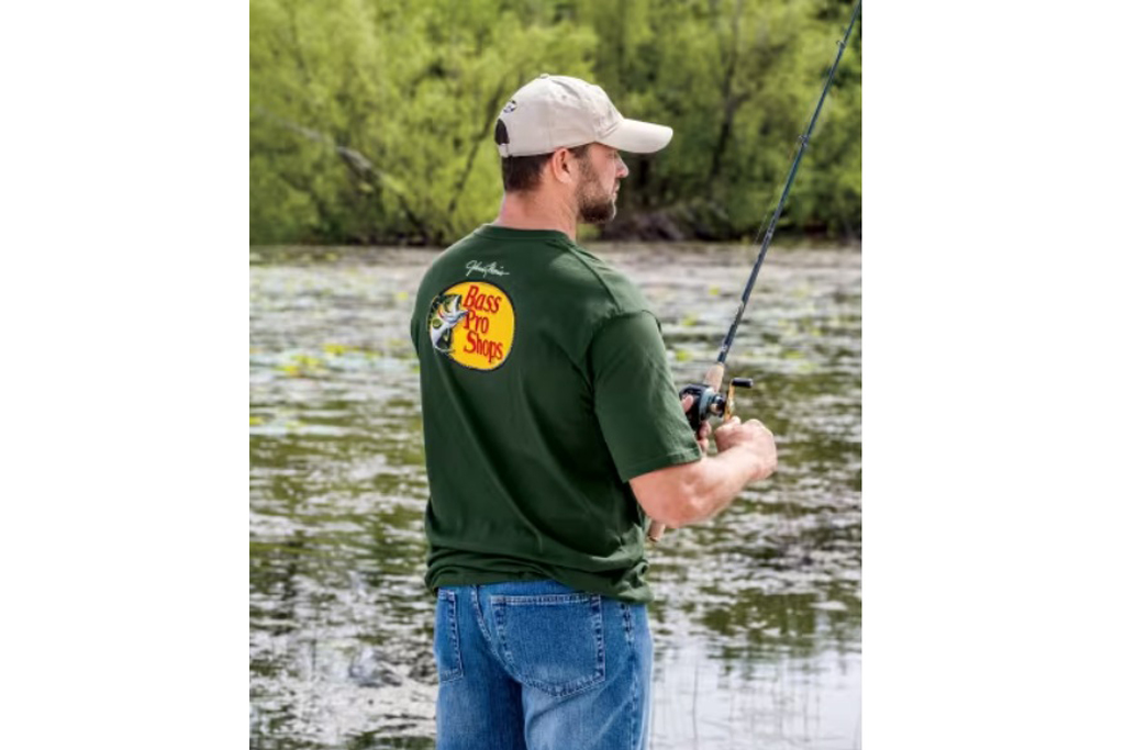 背中には大きくバス プロ ショップスの「ウッドカット」ロゴ。