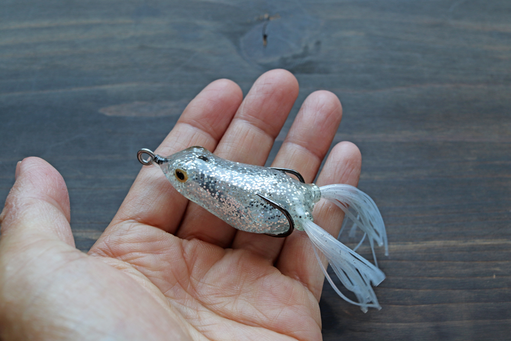 サイズ「2インチ」でウェイトは「1/4オンス」・・・、小型の中空フロッグ。