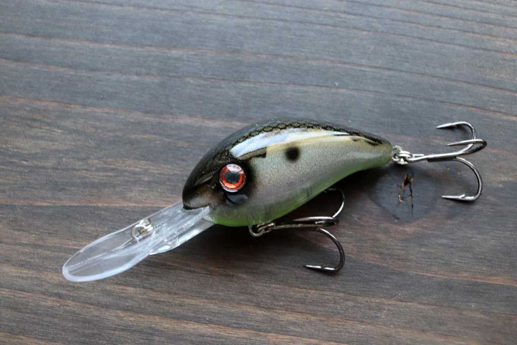 厳選された「プレミア カラー」を身に纏いつつ、強度と刺さり抜群のマスタッド「KVD エリート トリプル グリップ トレブル フック」を搭載。