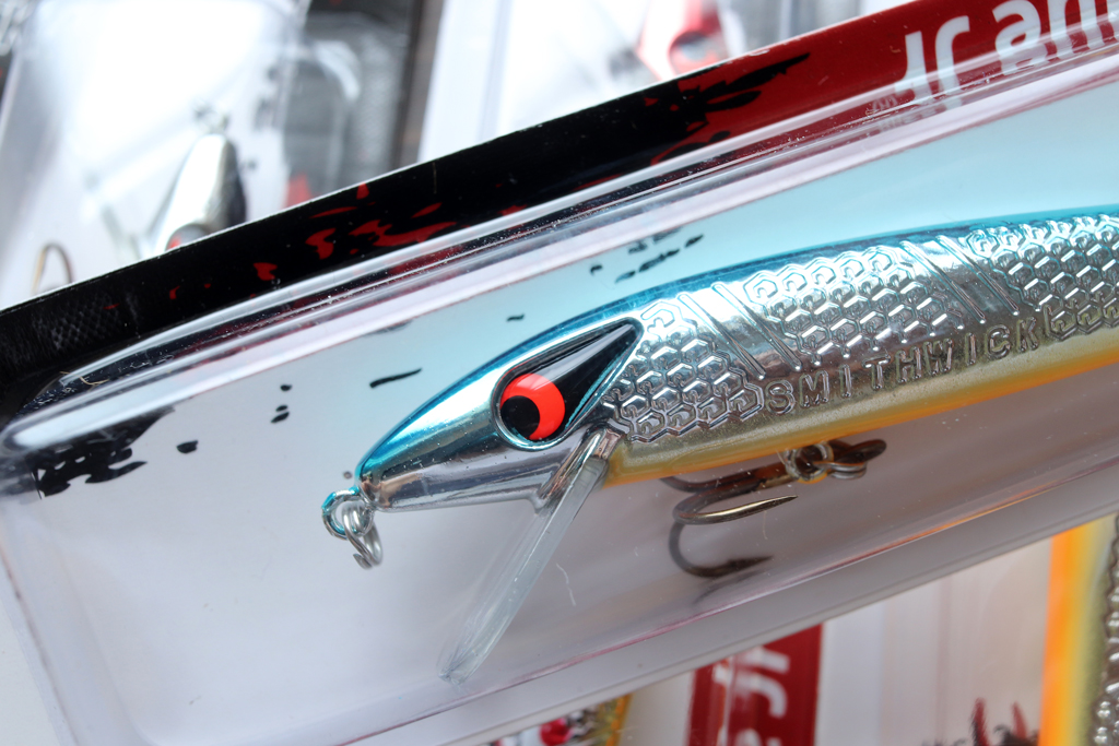 赤い3Dアイに一体成型のリップ・・・、