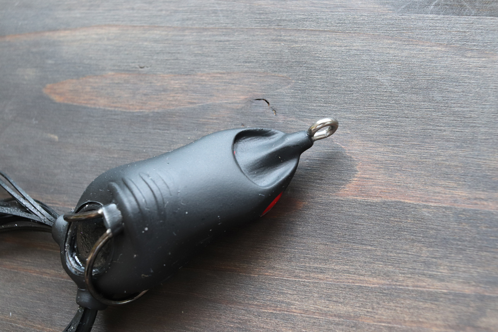 鼻先の裏側には小さな「窪み」があり、ポッパー タイプのフロッグの様にツバ吐きアクションを演出可能。