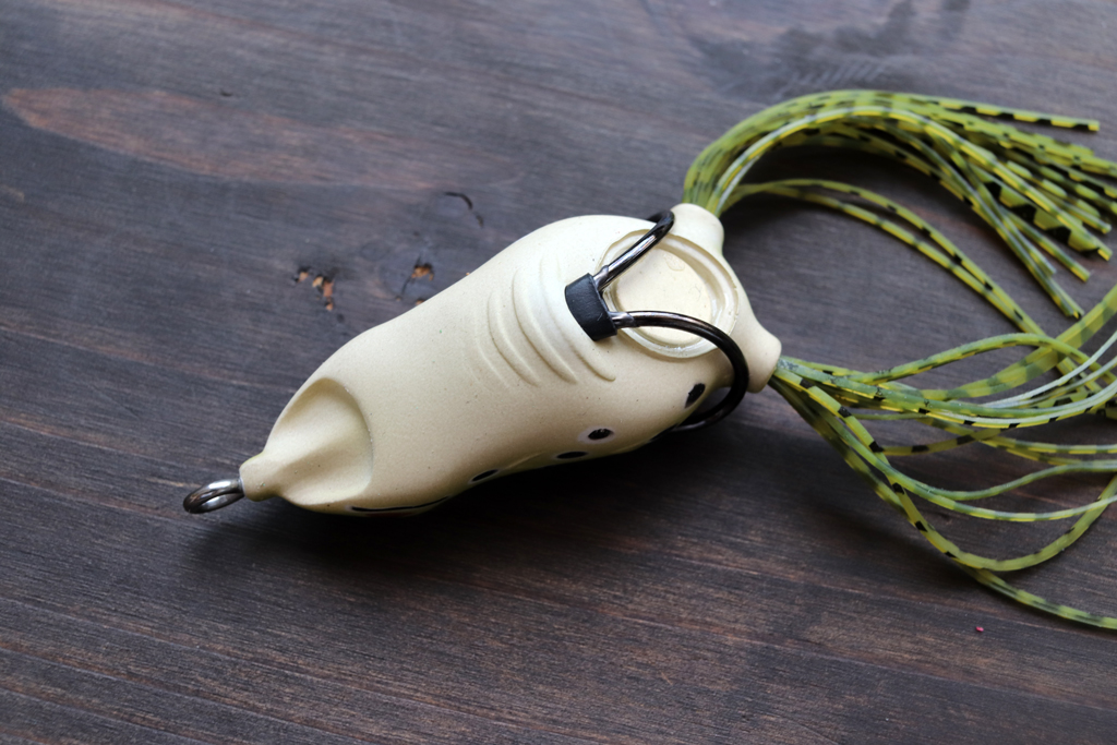 また独自デザインのベリーが水面に引き波を生み、ビッグ バスのバイトを誘発。