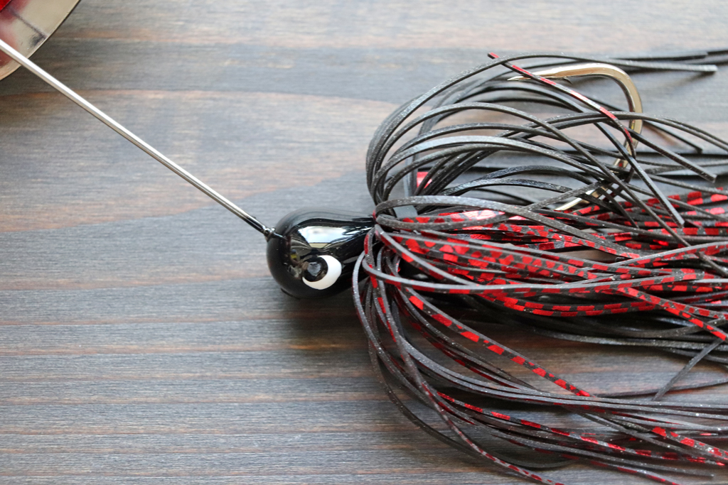 大型ブレードからのバイブレーションとフラッシングで・・・、ビッグ バスの側線を激しく刺激！