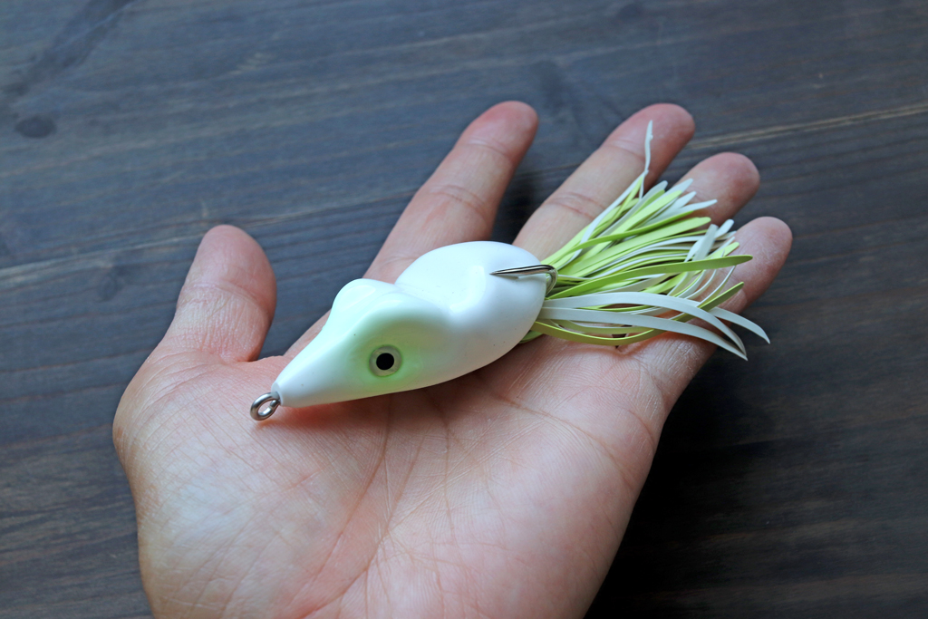 全長約6.5cm、小さく可愛らしいネズミ型の中空フロッグ。