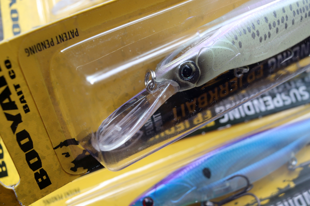 また、ヘッドのプレートのおかげでルアーの動き出しに無駄がなく、低活性のバスに非常に効果的なアプローチが出来るのも特徴。