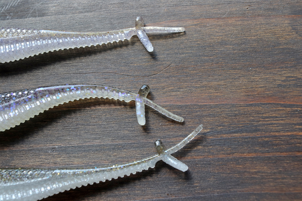 独自のパドルテール デザインが強過ぎず弱過ぎずの艶めかしいスイミング アクションを実現。