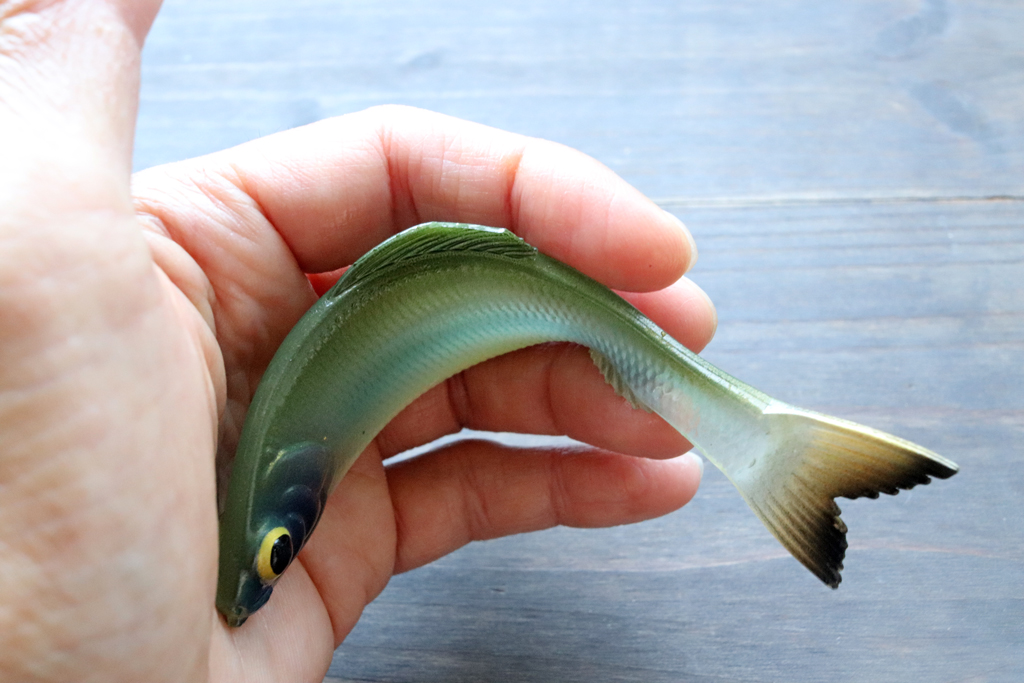 独自の薄型ボディはパーフェクトなプラスチック粘度でできており、非常にソフトで、水中で滑らかなアクションを生み出す。