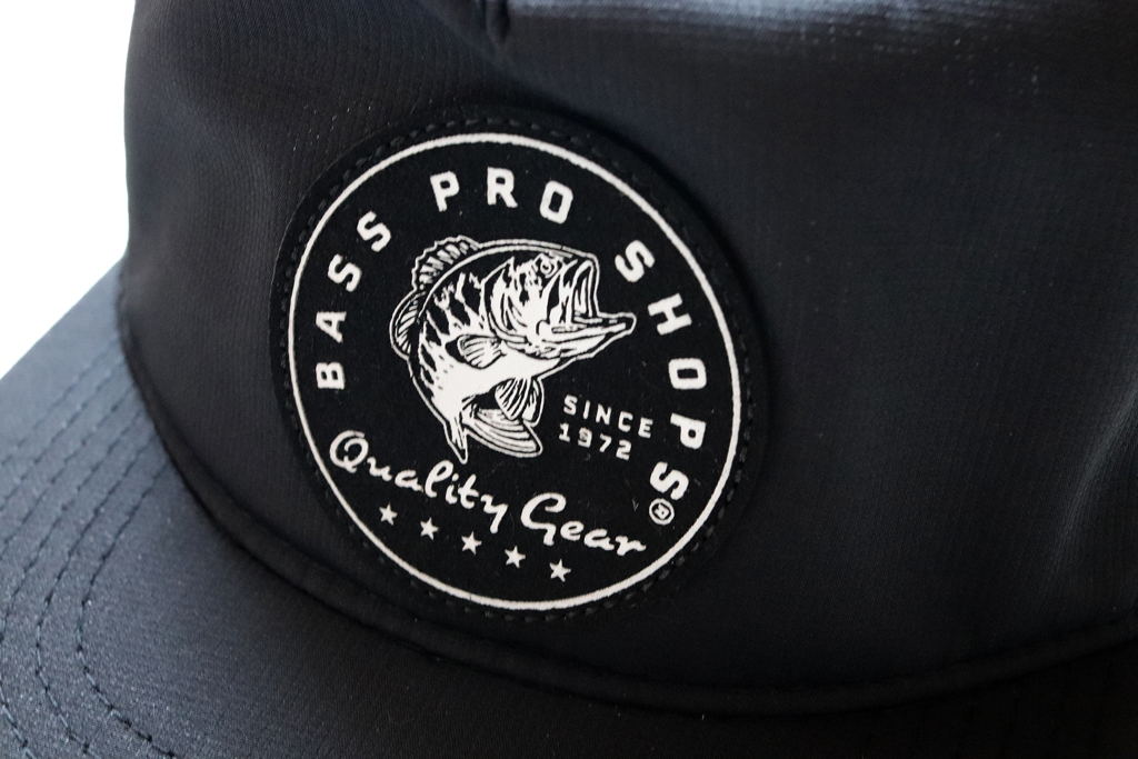 フロントにはレトロな雰囲気のロゴ ワッペン付き。