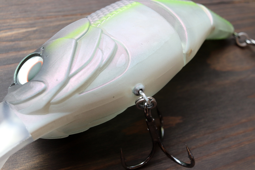 スイベル フック ハンガー搭載、 トーナメントグレードのトレブル フックを装備したこのスイベルは、ファイト中のバラシを大幅に減らしてくれる。