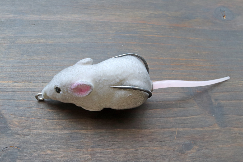 ホロー ボディ（中空ボディ）の「ネズミ」型フロッグ ルアー。