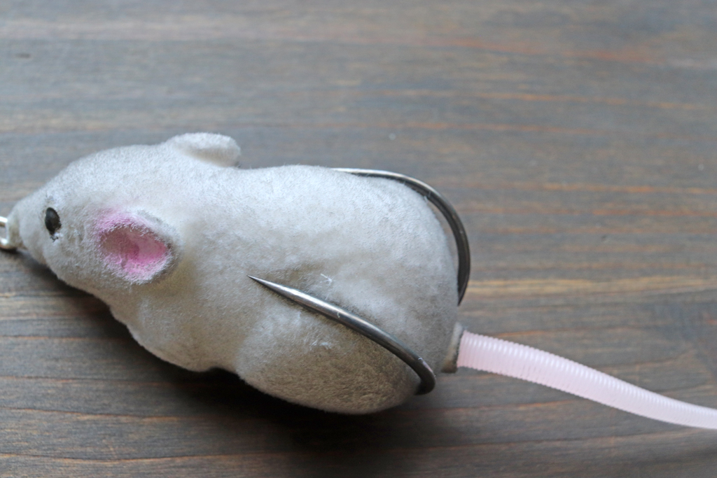 ボディには本物のネズミの毛皮のように見える「アクアファー / AquaFur」を採用。