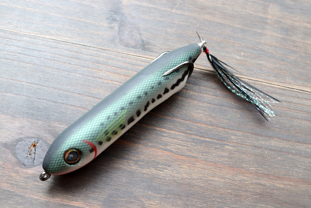 ヘビー カバーでも根掛からないトップウォーター、リズムを変えて左右にゆっくりと動かしたり、激しく首を振らせたりと、様々なアクションを簡単に誰にでも出すことが可能。