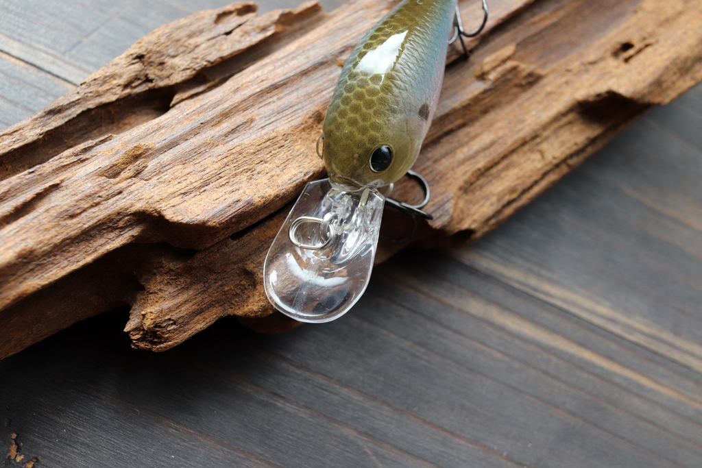 フラット気味のボディに、ラウンドがかったスクエア型リップを備える。