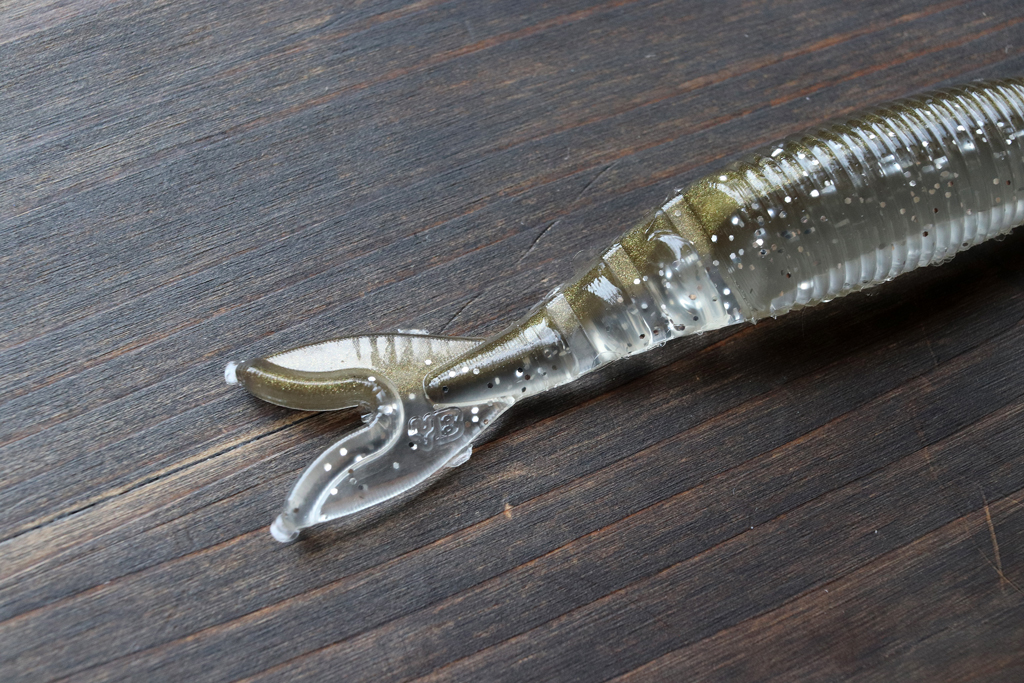 レスポンスに優れたテールが、小型ブレーデッド ジグのアクションを損なうことなく、リアルなベイトフィッシュの泳ぎを再現。