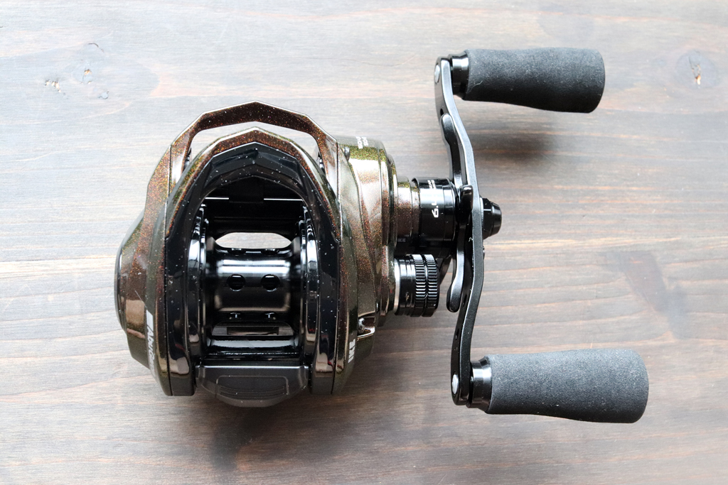 見る角度によって表情が変わるマジョーラ系カラーがクール。