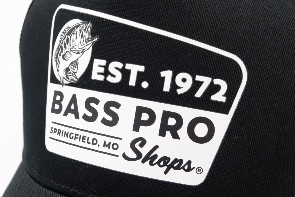 レトロなデザインが雰囲気抜群・・・、お馴染みのジャピング バスに、バス プロ ショップスの創業年がデザインされています。