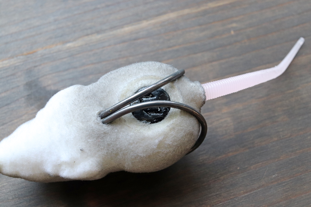 ナノコーティングされたダブル フックは刺さりとウィードレス性能が抜群。