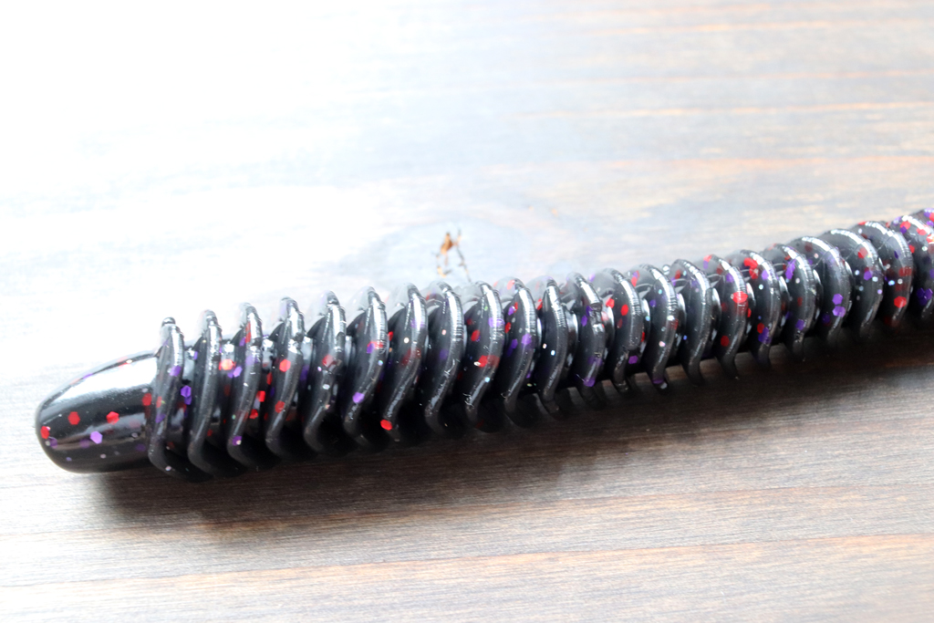 ボディのリブは真っすぐではなく、「く」の字にデザインされた独自形状。