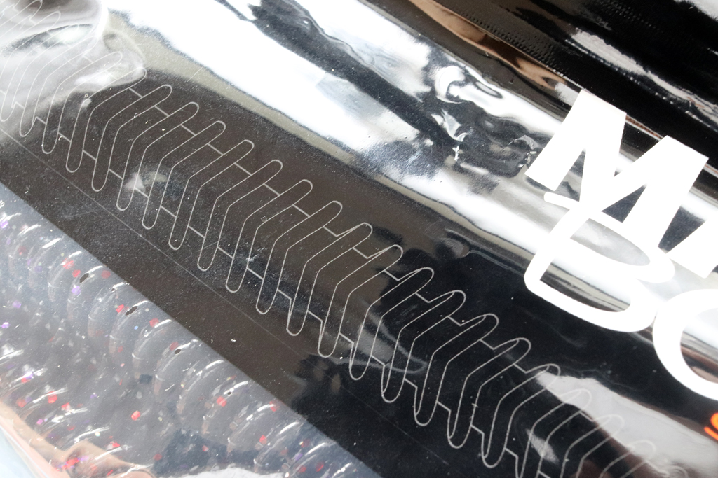 パッケージのイラストが・・・、このリブの形状をイメージしやすいですね。