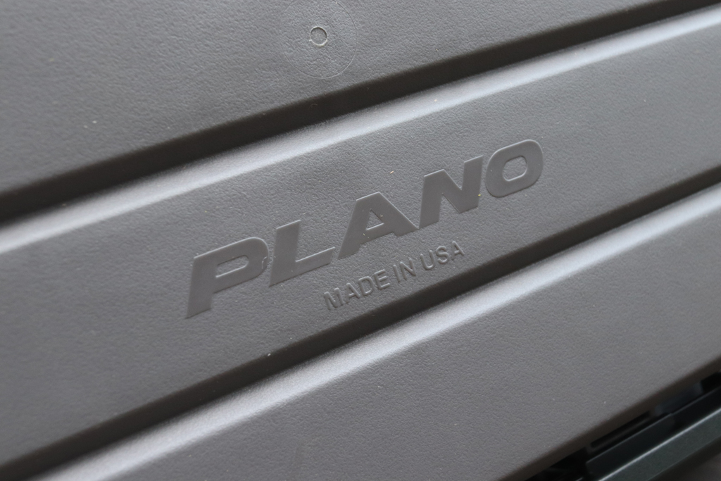 本体はグレーのクールな配色。