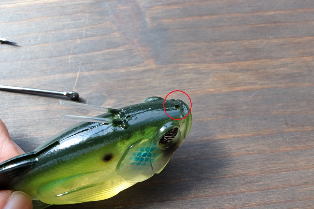 鼻先の穴からボディ内へとラインを通す・・・、