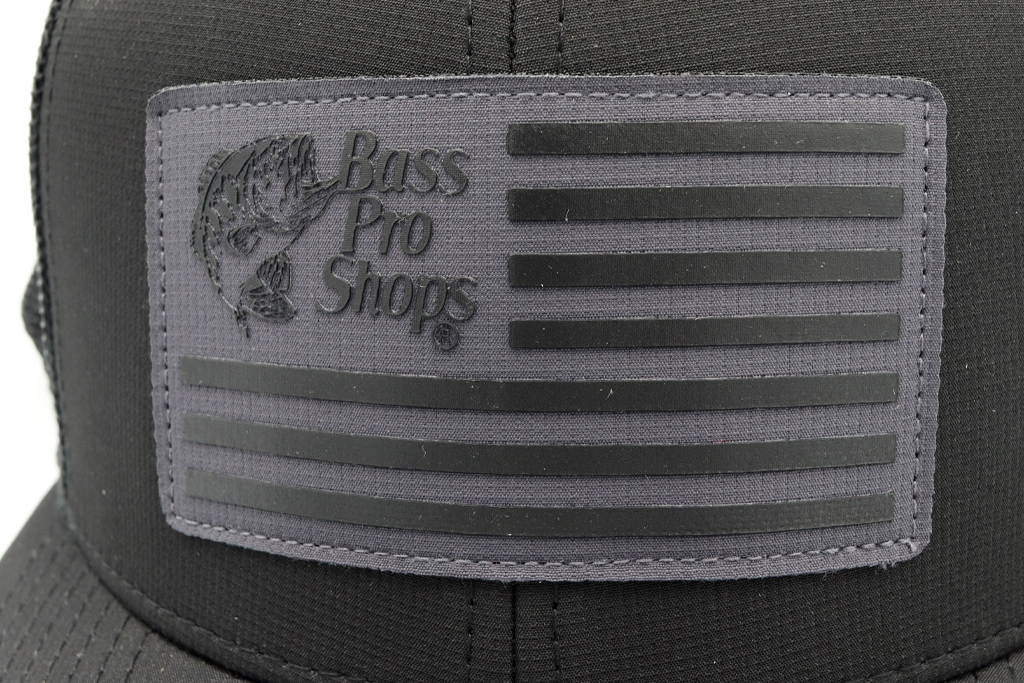 星条旗をデザインしたワッペン付き・・・、キャップ全体がブラックで統一されていてクールな雰囲気。