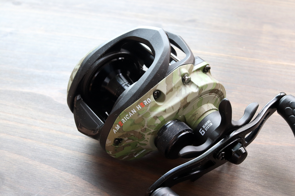「ルーズ / Lew's」の『アメリカン ヒーロー カモ ベイトリール / American Hero Camo Casting Reel』
