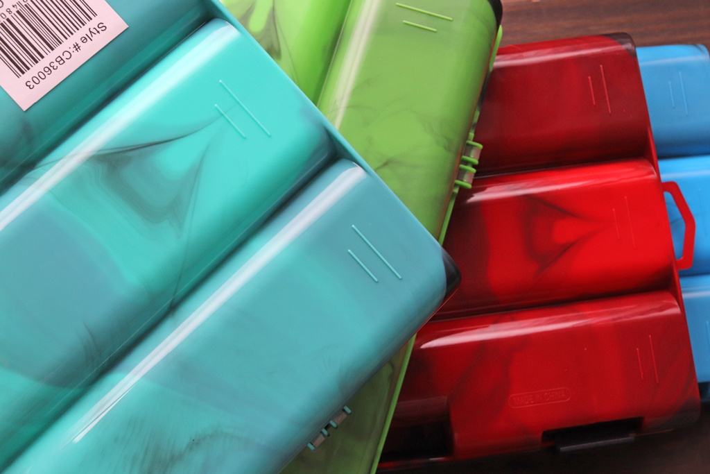 上蓋に大きくBPSのロゴが入った、色鮮やかなタックル ボックス。