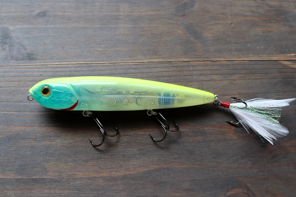 リビングストン独自の「EBS / エレクトリック ベイトフィッシュ サウンド」システムを搭載したペンシルベイト。