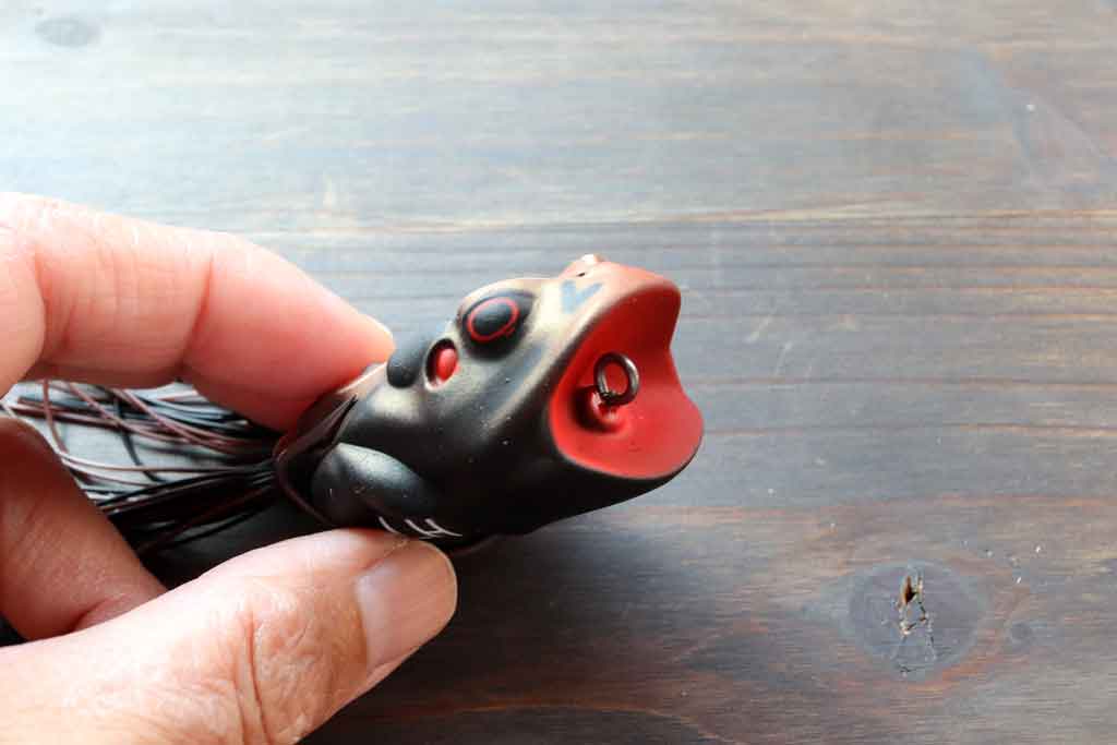 大きく開いた口元は独自形状。