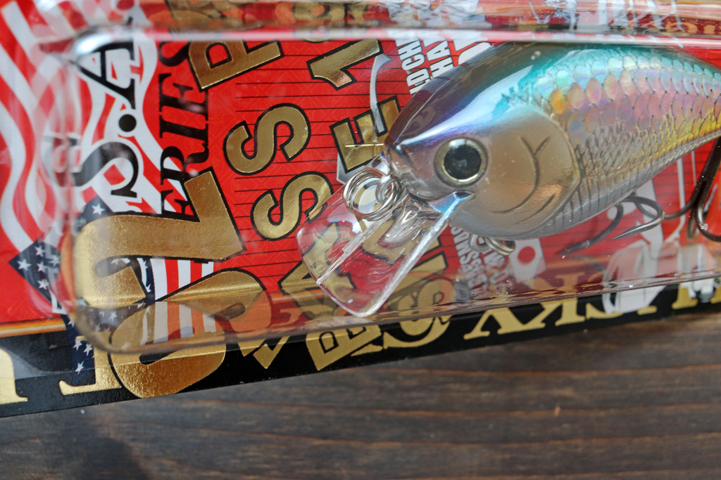 フラット気味のボディに・・・、ボディとの一体成型の極薄スクエア型リップ。