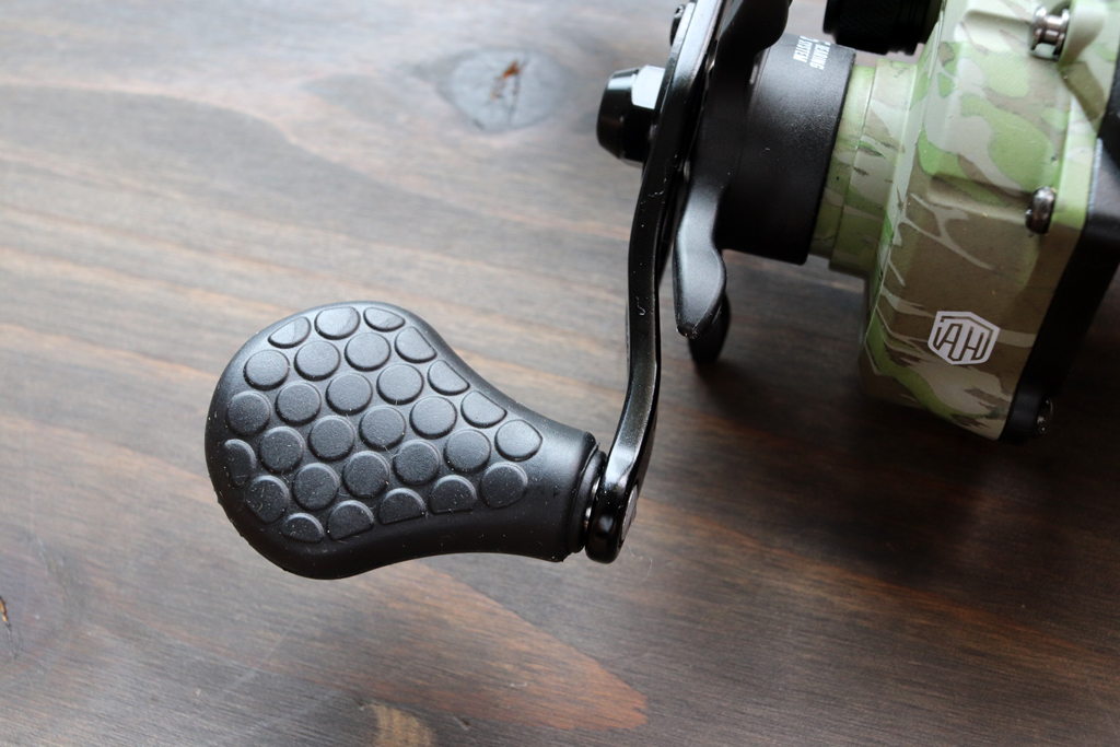 滑りにくくグリップしやすい、独自の「コンバット グリップ / Combat Grip」ハンドル ノブ。