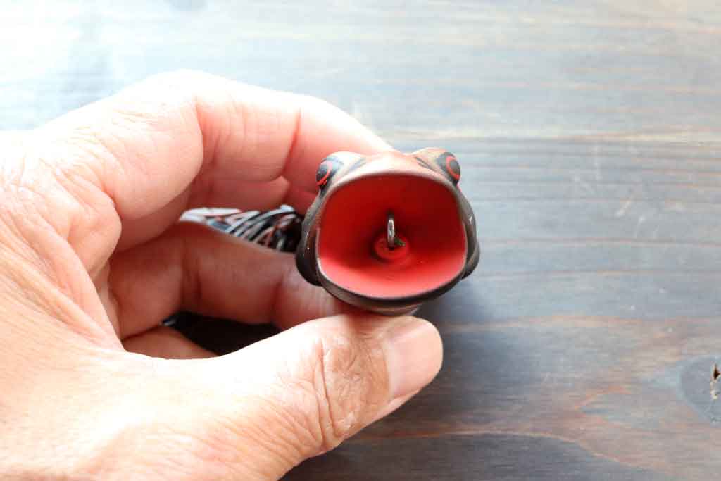 魅惑的な「スピッティング アクション」を生み出し、ユニークなポップ サウンドがバスに違和感を与えずストライクを誘発。