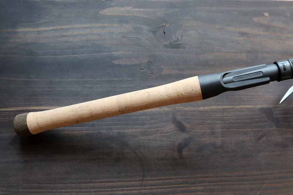 しっかりと握れるストレート コルク ハンドル。