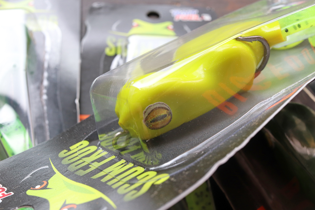 バズベイトでも同じことが出来ますが、コイツの優れている所はリトリーブの途中で「止めれる」こと。