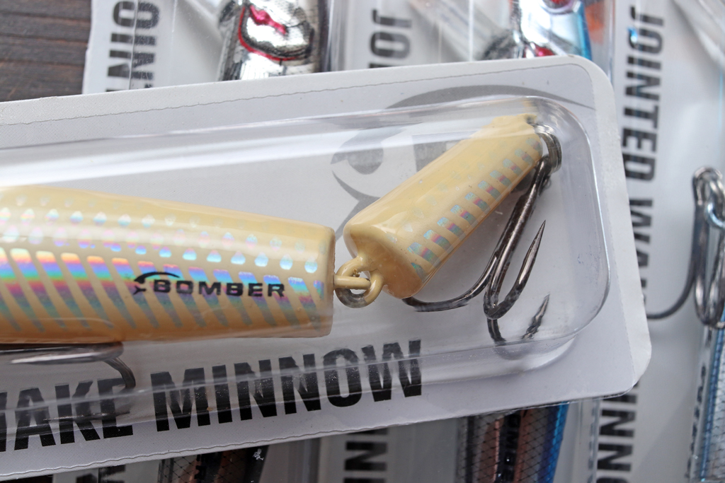 シングル ジョイントのミノー型ウェイク ベイト。