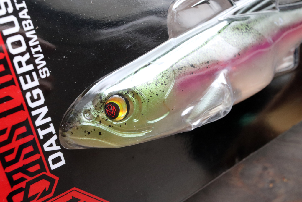 あらゆる方向からの攻撃を誘う・・・、前方を向いたホログラフィック アイも特徴的！