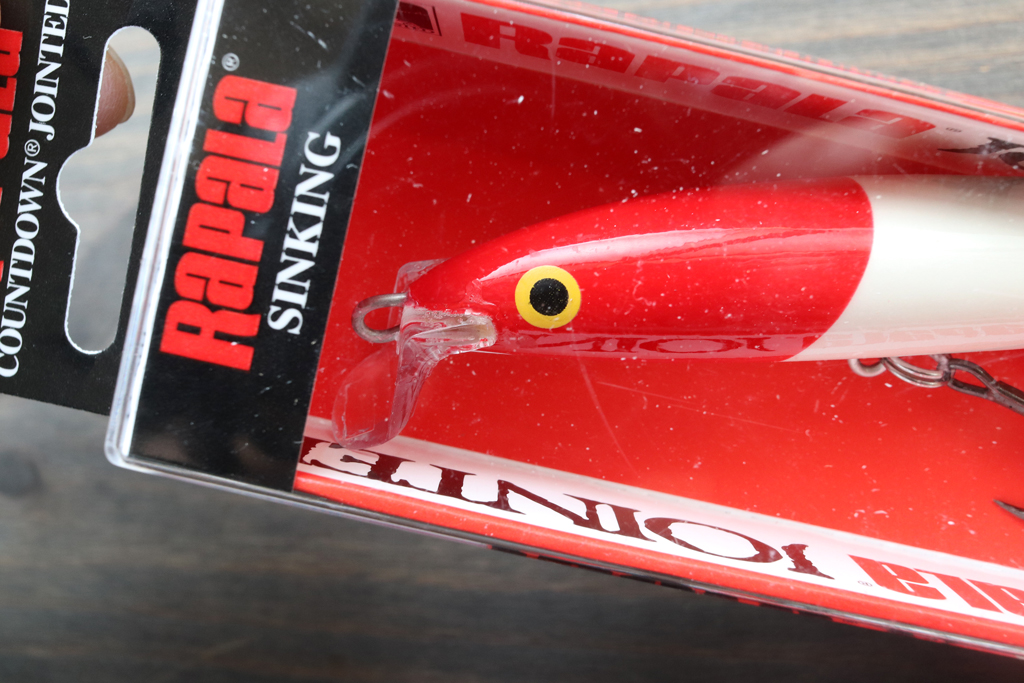 小型オフセット リップ採用でキャスト時の空気抵抗を減らし、飛距離抜群。