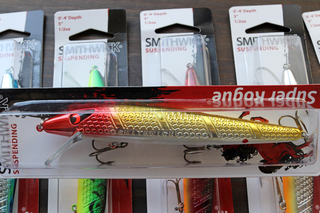 赤い3Dアイに一体成型のリップ、オリジナルのログよりもずんぐりとした少し大きなヘッドが特徴。