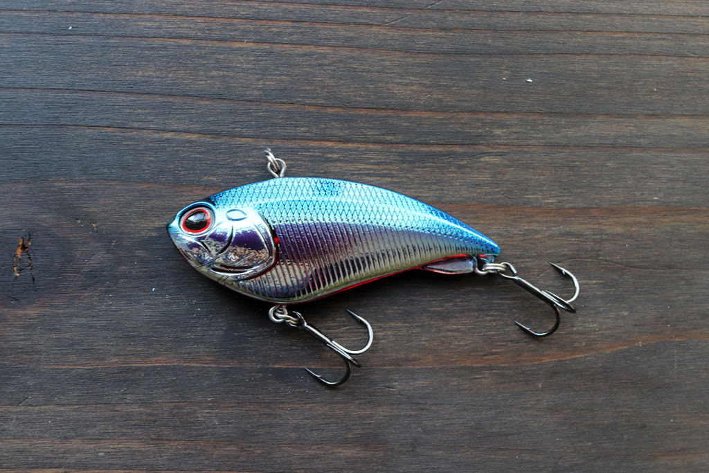 ナイフの刃の様なシャープなデザインが特徴的、タングステン ウェイト内蔵のリップレス クランク。