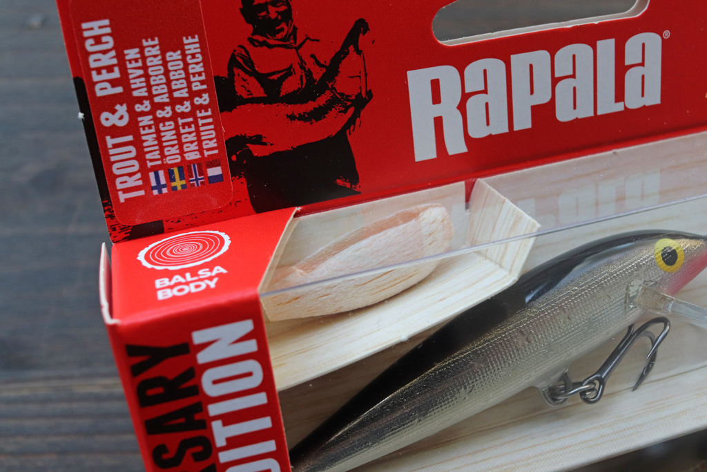 プラス、CD1バルサ削り出しボディ(未完成品)1個がオリジナル パッケージにセットされています。