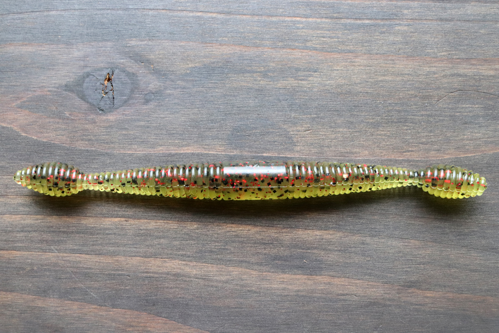 サイズは5インチ、両端が「球根」状のユニークな形状のスティック ベイト。