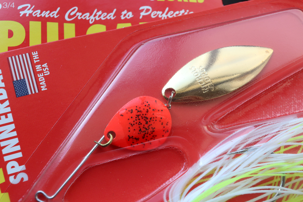 ラメの入った赤い「キッカー ブレード」を搭載したタンデム ウィロー モデル。